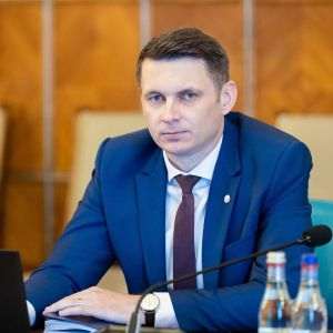 Abrudean: "Eforturile pentru reforme sănătoase sunt blocate într-o societate divizată"